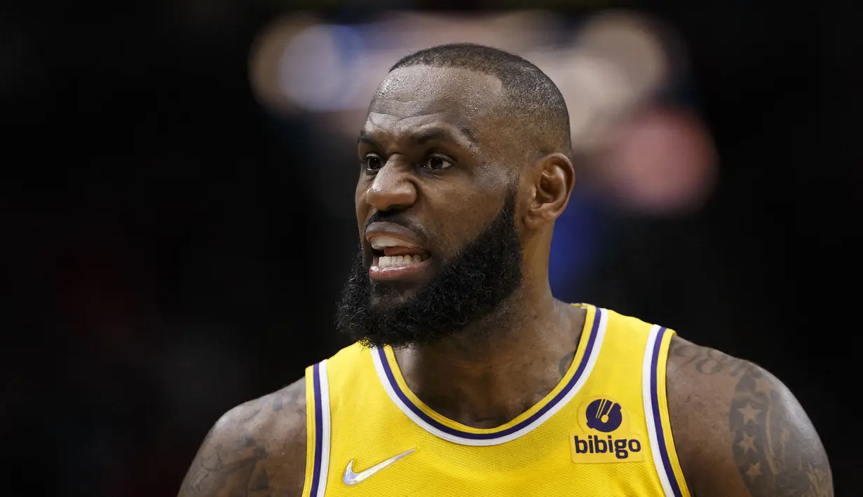 LeBron James menjadi pemain aktif dengan gelar MVP Final NBA terbanyak saat ini, yaitu empat kali. Hebatnya lagi, ia menjadi pebasket pertama yang berhasil memenangi gelar tersebut di tiga klub yang berbeda, yaitu bersama Miami Heat pada tahun 2012 dan 2013, Cleveland Cavaliers pada 2016, dan Los Angeles Lakers pada 2020. Pemain yang berjuluk Sang Raja tersebut kini bermain untuk Los Angeles Lakers. Ia masih menjadi sosok kunci lewat pengalaman dan kepandaiannya dalam membaca strategi.