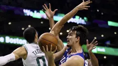 Pemain Philadelphia 76ers, Dario Saric (kanan) mencoba memasukan bola saat diadang pemain Celtics, Jayson Tatum (0) pada game kedua semifinal NBA Wilayah Timur di TD Garden, Boston, (3/5/2018). Boston Celtics menang 108-103. (AP/Elise Amendola)