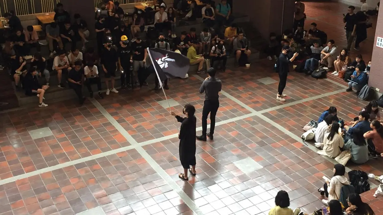 Sejumlah mahasiswa asal Hong Kong berdemonstrasi menolak RUU Ekstradisi di sebuah kampus di kota Taipei, Taiwan. (Liputan6.com/Teddy Tri Setio Berty)