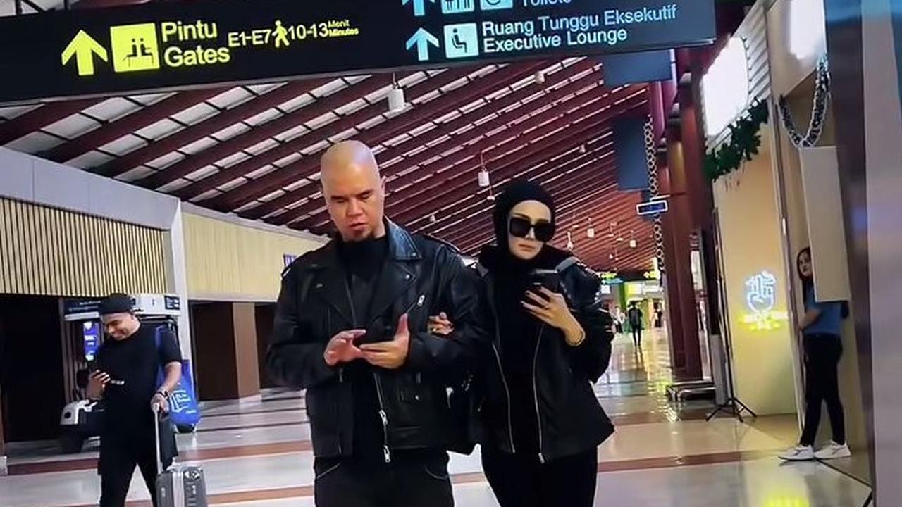 7 Potret Mulan Jameela dan Ahmad Dhani Tahun Baruan di Palangkaraya, Sambil Pacaran - Jarang-Jarang Pergi Berdua