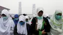 Sejumlah warga melakukan Salat Minta Hujan dekat Sungai Musi di Palembang, Minggu (20/9/2015). Mereka berharap Tuhan segera menurunkan hujan dan menghilangkan kabut asap yang melanda Sumatra dan Kalimantan. (Reuters/Beawiharta)