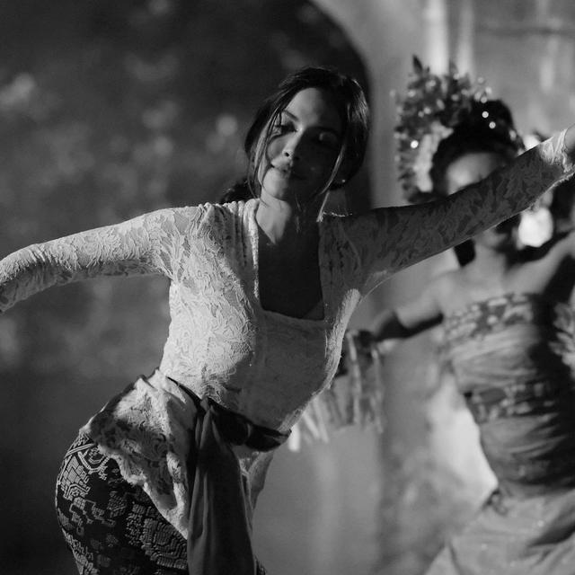 7 Pesona Estelle Linden dengan Busana Adat Indonesia Ini Tampil Menawan