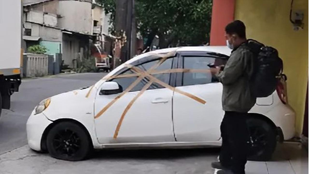 Mobil Parkir Sembarangan sampai Bikin Pemilik Warung Gagal Jualan, Endingnya Dilakban sampai Diderek Dishub