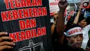 Sejumlah orang membawa spanduk dan memakai ikat kepala yang bertuliskan 'Save Polri' saat melakukan aksi di depan PN Jakarta Selatan, Senin (2/2/2015). (Liputan6.com/Johan Tallo)