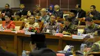 Menteri Agama Lukman Hakim Saifuddin, (ketiga kiri), Nila Djuwita F.Moeloek (kiri), Ignasius Jonan (kanan), mengikuti rapat kerja bersama Komisi VIII, Jakarta, Selasa (27/1/2015). (Liputan6.com/Andrian M Tunay)