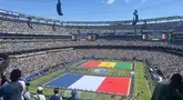 Ribuan suporter memenuhi tribun MetLife Stadium di East Rutherford, New Jersey, Amerika Serikat, menjelang laga fase grup Piala Dunia 2026 antara Timnas Prancis dan Senegal. Upacara pembukaan diawali dengan pembentangan bendera raksasa kedua negara di tengah lapangan. MetLife Stadium yang menjadi lokasi pertandingan ini juga dipercaya sebagai venue partai final Piala Dunia 2026. (KLY Sports/Hery Kurniawan)