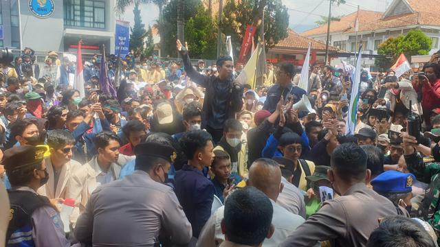 Dua orang perwakilan mahasiswa tengah menyampaikan aspirasi dalam aksi demo mahasiswa 11 April di depan pintu masuk gedung DPRD Garut.