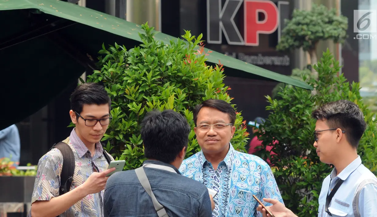 Dirut PT PJB, Iwan Agung Firstantara saat ditanya wartawan usai menjalani pemeriksaan oleh penyidik di gedung KPK, Jakarta, Jumat (12/10). Iwan Agung Firstantara diperiksa sebagai saksi untuk tersangka mantan Mensos Idrus Marham. (Merdeka.com/Dwi Narwoko)