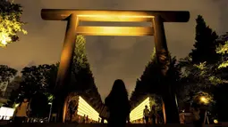 Pengunjung berjalan melewati lentera kertas saat Festival Mitama di Kuil Yasukuni, Tokyo, Jepang, Rabu (14/7/2021). Festival Mitama dirayakan sejak 1947 untuk menghormati jiwa para arwah yang diabadikan serta tentara yang gugur dari perang Jepang di masa lalu. (BEHROUZ MEHRI/AFP)