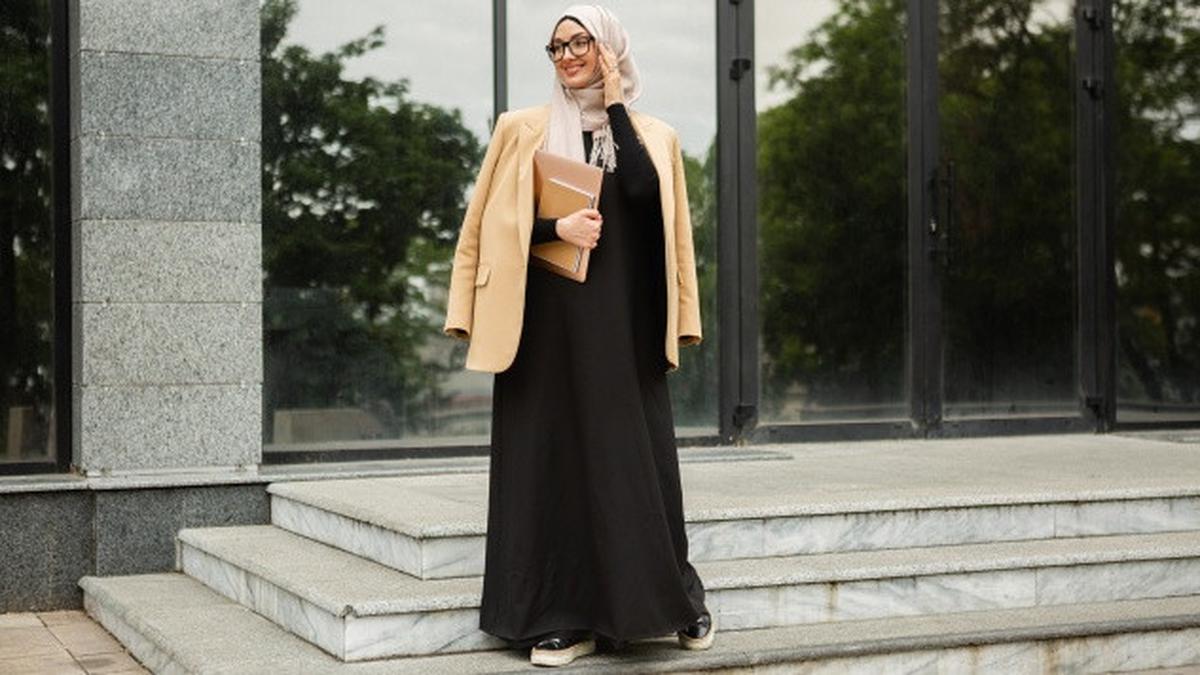 8 Inspirasi Model Gamis Warna Hitam Kombinasi untuk Usia 40an, Solusi Tampil Elegan dan Kekinian