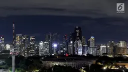 Suasana Stadion Utama Gelora Bung Karno (GBK) saat lampu dipadamkan pada peringatan Earth Hour 2018 di Jakarta, Sabtu (24/3). Earth Hour dilakukan untuk efisiensi energi. (Liputan6.com/Johan Tallo)