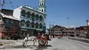 Seekor kuda minum air di jalan sepi selama penguncian di Srinagar, Kashmir yang dikuasai India (8/5/2020). Para ulama dan otoritas agama di bagian Kashmir India telah mendesak orang-orang untuk beribadah di dalam rumah mereka untuk mencegah penyebaran Covid-19 . (AP Photo/Mukhtar Khan)