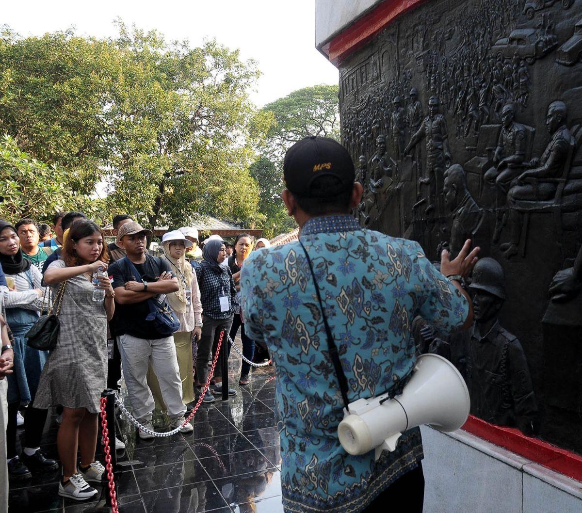 Merdeka.com menggelar Jelajah Histori Merdeka dengan Tema: Tujuh Pahlawan Revolusi pada Sabtu (16/9/2023). Acara ini diikuti puluhan penggemar sejarah yang tergabung dalam Komunitas Sejarah Merdeka.