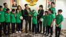 Menpora Imam Nahrawi menyambut kedatangan delapan pemain terbaik MILO Football Championship 2019 di Gedung Kemenpora, Jumat (26/7/2019). Selama tujuh hari para pemain terbaik ini mendapatkan pelatihan bersama puluhan anak lainnya, seperti Vietnam dan Amerika Selatan. (Liputan6.com/Faizal Fanani)