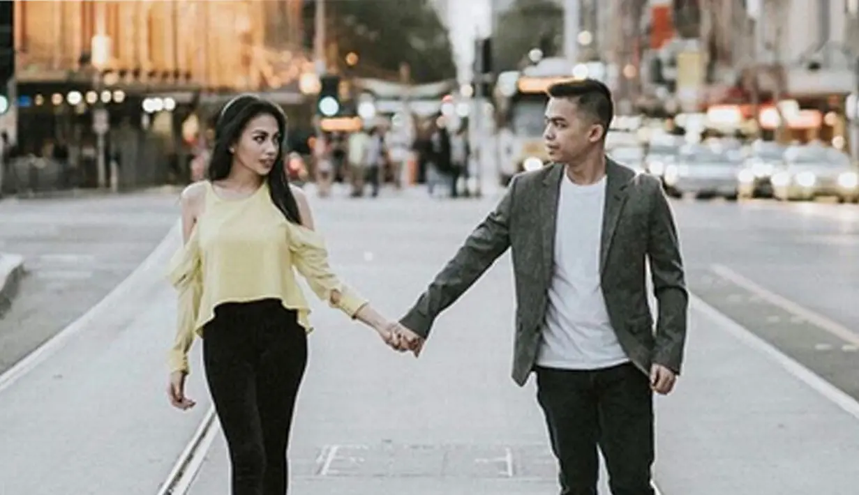 "Gak menutupi cuma mikirnya biar kan semuanya beres dulu, baru aku adain pemberitahuan gitu. Daripada belum apa-apa aku udah announce habis-habisan jadi takutnya kaya sesumbar. Aku kasih bocoran nanti di bulan Maret," tukas Kezia. (Instagram/itskaramoy)