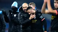 Manajer Manchester City Pep Guardiola (kiri) memeluk Gabriel Jesus usai pertandingan menghadapi Burnley pada Liga Inggris di Turf Moor, Burnley, Inggris, Selasa (3/12/2019). The Citizens mencukur Burnley 1-4, Gabriel Jesus mencetak dua gol. (Martin Rickett/PA via AP)