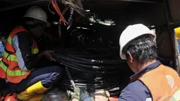 Sebanyak 5 pipa ilegal sepanjang 500 meter dan digunakan dengan pompa yang cukup besar untuk menarik air tersebut, Pluit, Jakarta Utara, Kamis (22/5/2014) (Liputan6.com/Johan Tallo).
