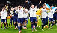 Andrew Robertson dari Skotlandia (kiri depan), dan Lawrence Shankland (kanan depan), beserta rekan satu timnya merayakan keberhasilan mereka mengalahkan Denmark dalam pertandingan Kualifikasi Piala Dunia 2026 zona Eropa di Glasgow, Skotlandia,&nbsp;Rabu (19-11-2025) dini hari WIB.&nbsp;(Jane Barlow/PA via AP)
