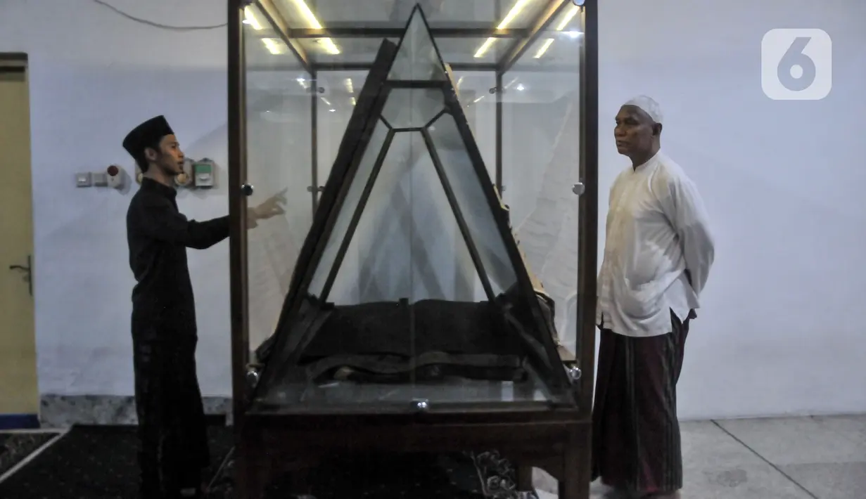 Masjid tua yang berada persis di samping Kali Ciliwung itu memiliki keunikan tersendiri, yakni menyimpan mushaf Alquran raksasa. (merdeka.com/Iqbal S. Nugroho)