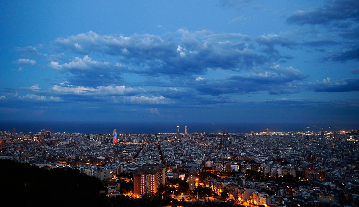 Pemandangan gedung pencakar langit Torre Agbar dengan proyeksi cahaya warna pelangi saat peringatan World Pride di Barcelona, Spanyol, 28 Juni 2017. World Pride merupakan acara perayaan LGBT terbesar di dunia yang diadakan setiap tahun (AP/Manu Fernandez)