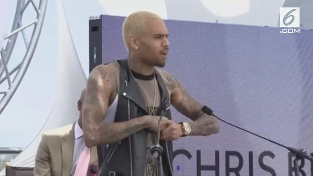Chris Brown berurusan dengan pihak kepoisian Paris. Ia dilaporkan seorang wanita atas tuduhan pemerkosaan.