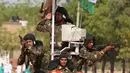 Aksi para calon polisi India tampil beratraksi dengan membawa PC dan replika rudal selama mengikuti parade di Pusat Pelatihan Polisi Rajasthan, India, Jumat (24/4/2015).(AFP FOTO)