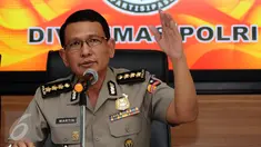 Kabagpenum Humas Polri Kombes Pol Martinus Sitompul menyampaikan keterangan di Mabes Polri, Jakarta, Jumat (24/3). Keterangan terkait perkembangan kasus penangkapan terduga teroris di Ciwandan, Cilegon, Banten. (Liputan6.com/Helmi Fithriansyah)