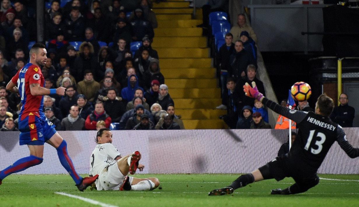 Beruntung, Manchester United memiliki Ibrahimovic. Mantan pemain tim nasional Swedia itu menjadi penentu kemenangan timnya setelah mencetak gol usai memanfaatkan umpan terobosan Pogba. (Action Images via Reuters/Tony O'Brien)