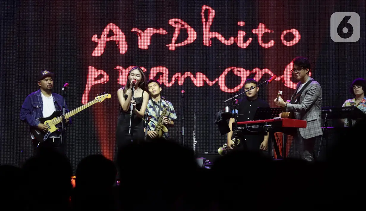 Penyanyi Ardhito Pramono bersama rekannya saat tampil di hari pertama gelaran We The Fest 2022 di GBK Sports Complex Jakarta, Jumat (23/9/2022). Pelantun lagu "Sudah" itu tampil di Another Stage, salah satu panggung We The Fest 2022. (Liputan6.com/Helmi Fithriansyah)