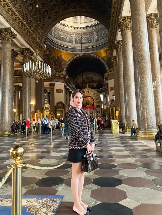 Lengkapi outfit semi formalnya, Shandy Aulia pakai flatshoes dan jinjing Hermes Birkin hitam Rp1,5M [@shandyaulia]