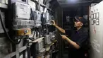 Warga melakukan pengisian listrik di rumah susun kawasan Jakarta, Selasa (30/11/2021). Kementerian ESDM bersama Banggar DPR RI berencana menerapkan kembali tariff adjustment (tarif penyesuaian) bagi 13 golongan pelanggan listrik PT PLN (Persero) non subsidi tahun 2022. (Liputan6 com/Angga Yuniar)