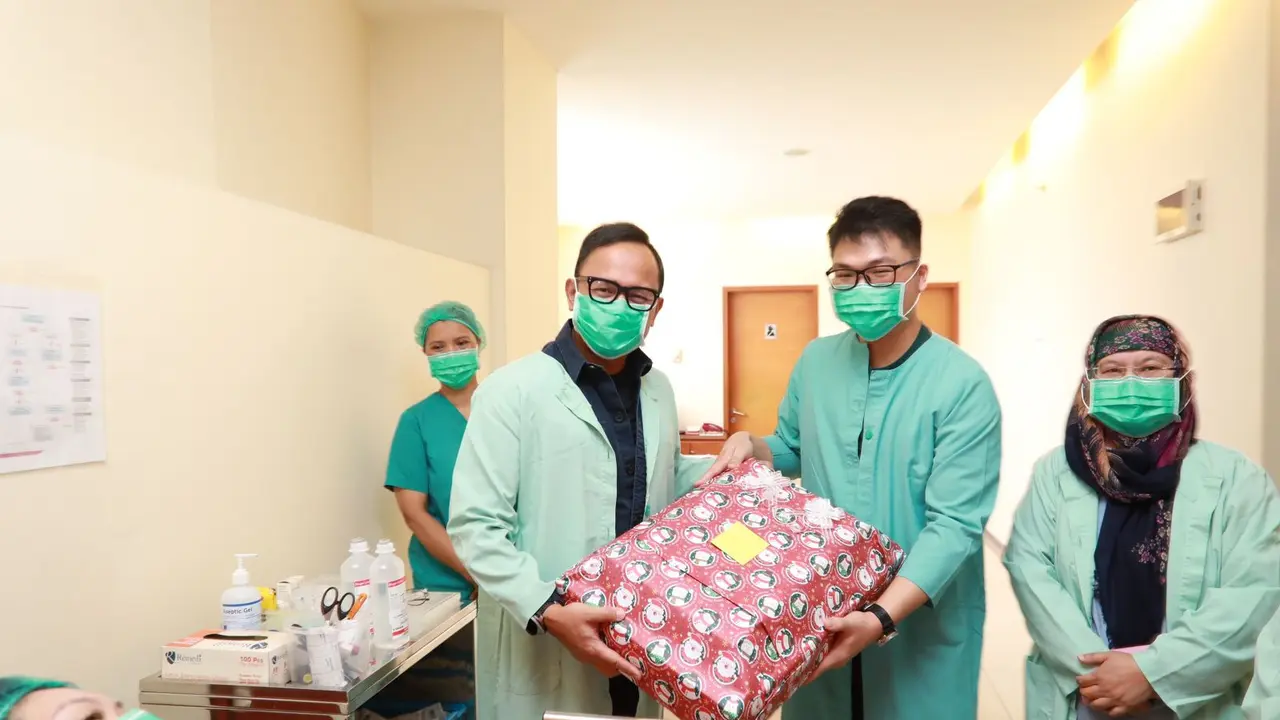 Kado Natal Istimewa dari Kemendagri: Bima Serahkan Dokumen Kependudukan Lengkap untuk Bayi Lahir 25 Desember