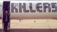 The Killers Pamer Jet Pribadi Bertuliskan Logo Band