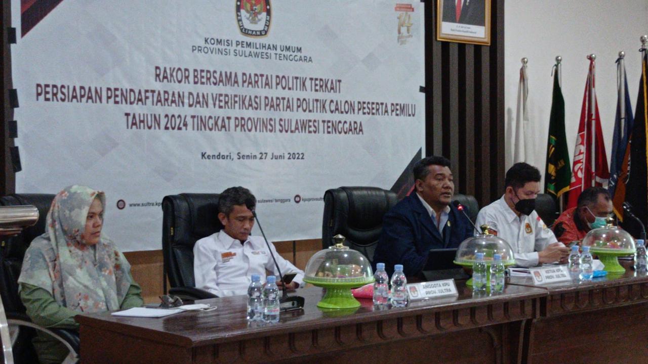 Persiapan verifikasi dan pendaftaran Parpol di KPU Sulawesi Tenggara menghadapi pemilu 2024.(Liputan6.com/Ahmad Akbar Fua)