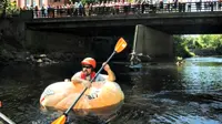 Buah labu raksasa ternyata bisa dibuat menjadi perahu kayak yang bisa dipakai di sungai.