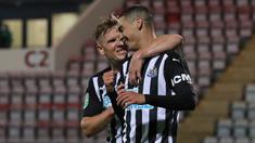 Gelandang Newcastle, Miguel Almiron, merayakan gol yang dicetaknya ke gawang Morecambe pada laga putaran ketiga Piala Liga Inggris di The Mazuma Stadium, Kamis (24/9/2020) dini hari WIB. Newcastle menang 7-0 atas Morecambe. (AFP/Martin Rickett/pool)