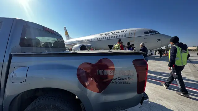 Gelombang pertama misi kemanusiaan Pemerintah Indonesia untuk penanganan pasca gempa bumi di Turki, tiba di Bandara Adana, Turki (12/2). (Dok KBRI Ankara)