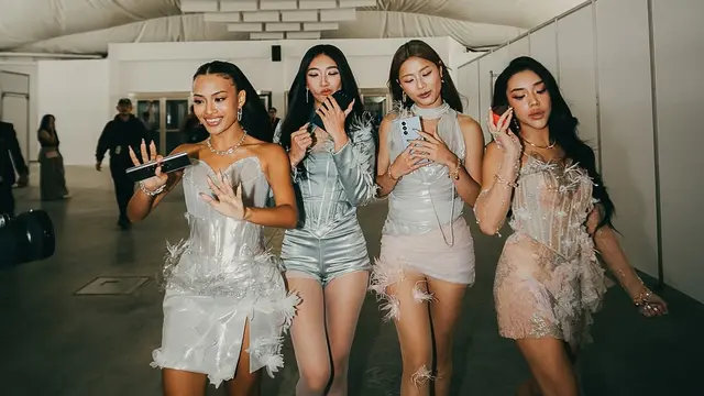 Gaya Futuristik nan Fierce No Na dalam Gaun Silver, Perdana Manggung di Indonesia