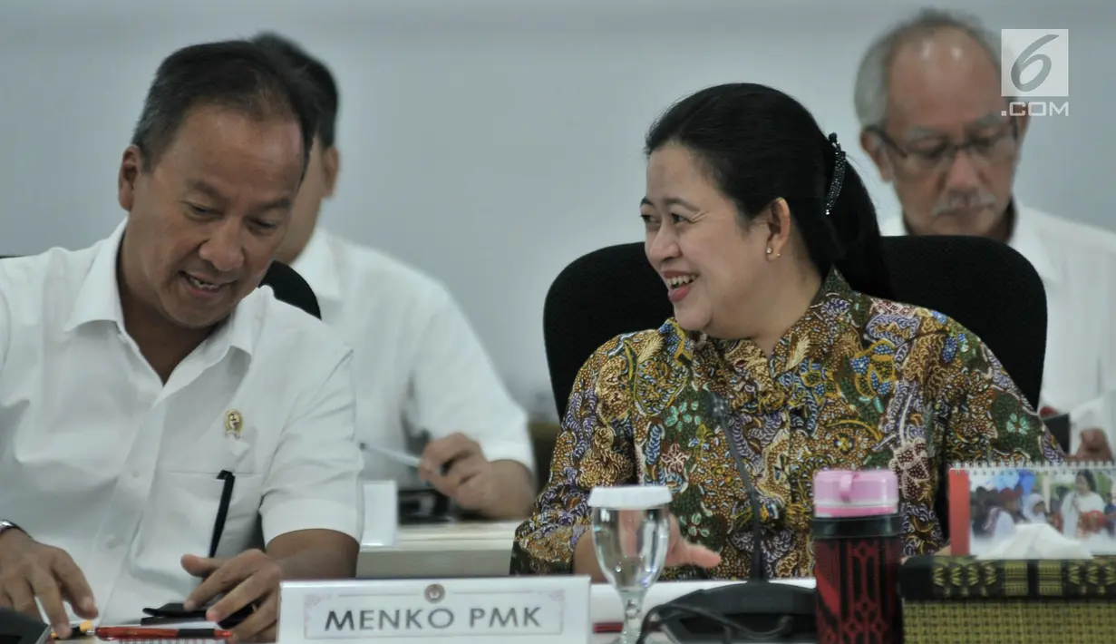 Menko PMK Puan Maharani berbincang dengan Mensos Agus Gumiwang selama rapat tentang Percepatan Pemulihan Pasca Gempa Bumi NTB di Kantor Kemenko PMK, Jakarta, Senin (12/11). (Merdeka.com/ Iqbal S. Nugroho)