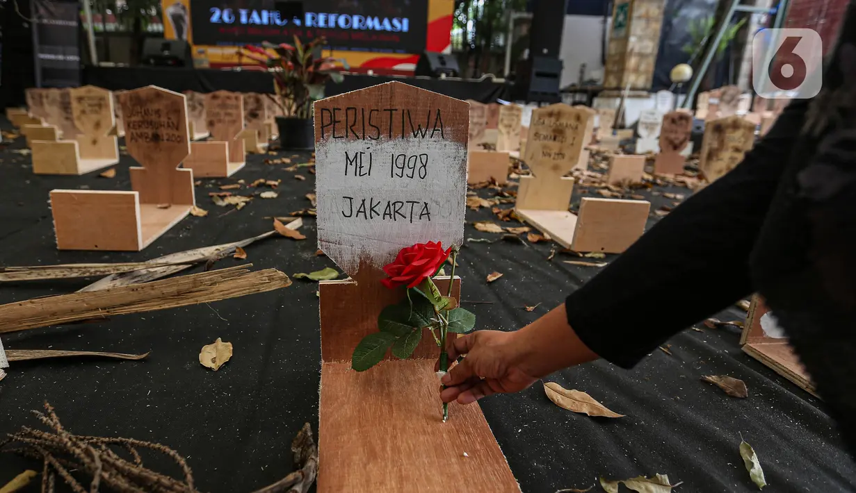 Pengunjung melihat 2.000 tengkorak dan 1.000 kuburan yang ditampilkan saat aksi instalasi peringatan 26 tahun Reformasi dan napak tilas pelanggaran HAM Orde Baru di Jalan Diponegoro, Jakarta, Selasa (21/5/2024). (Liputan6.com/Angga Yuniar)