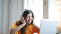 8 Ciri Kepribadian Perempuan yang Suka Membaca dan Mendengarkan Podcast