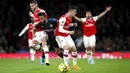 Pemain Arsenal, Calum Chambers dan Granit Xhaka menghadang pemain Crystal Palace, Andros Townsend, pada laga Premier League 2019 di Stadion Emirates, Minggu 927/10). Kedua tim bermain imbang 2-2. (AP/Leila Coker)