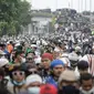Massa aksi membubarkan diri usai terlibat bentrok dengan polisi di flyover Penggilingan, Jakarta, Kamis (24/6/2021). Sebelumnya, aparat kepolisian dengan para simpatisan Rizieq Shihab terlibat bentrokan jelang sidang vonis perkara tes swab yang digelar di di PN Jakarta Timur. (Liputan6.com/Faizal F