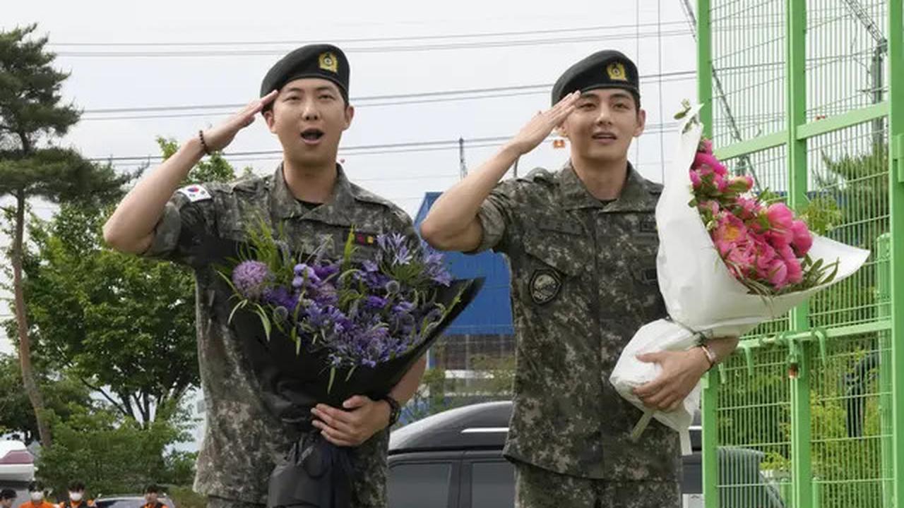 Potret RM dan V BTS Sapa Fans Usai Lulus Wamil, Main Saksofon hingga Kirim Pesan Cinta untuk ARMY
