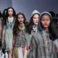 Kali ini LEKAT hadir ditengah tengah pesatnya industry Fashion dengan membawa ciri tersendiri dan warna Indonesia.