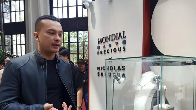 Nicholas Saputra Perdana Jadi Desainer Perhiasan, Rancang Bros Pria Berhias Batu Mulia