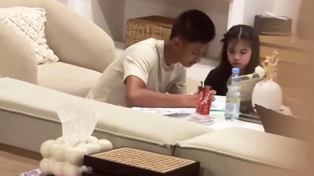 Kini Jadi Saudara, Momen Dhofin Anak Ibnu Jamil Temani Yaya Putri Ririn Ekawati Belajar - Sweet