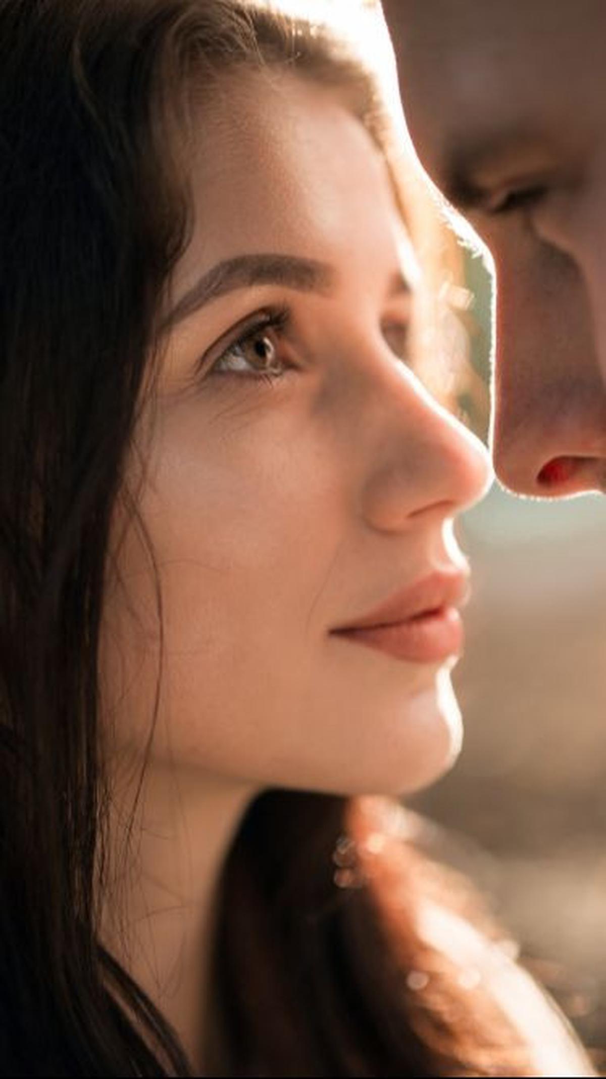 35. "I feel like flying in the sky when U look at me. I hope the wind will tell u how much i love u"..<br>(Aku merasa seperti terbang ke angkasa ketika kau melihatku. Kuharap angin akan memberitahumu betapa aku mencintaimu.)<br>