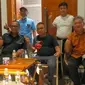 Hidayat Humaid (paling kiri) saat diundang ke rumah M. Taufik (tengah) bersama Muhammad Ical Zal (berdiri, kanan) dan beberapa Cabor. (istimewa)