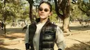 Azizah Salsha tampil edgy dengan padu padan sweater berwarna beige, vest hitam, legging hitam, dan boots berwarna senada. Penampilannya semakin manis dengan sentuhan kacamata hitam. [@azizahsalsha_].